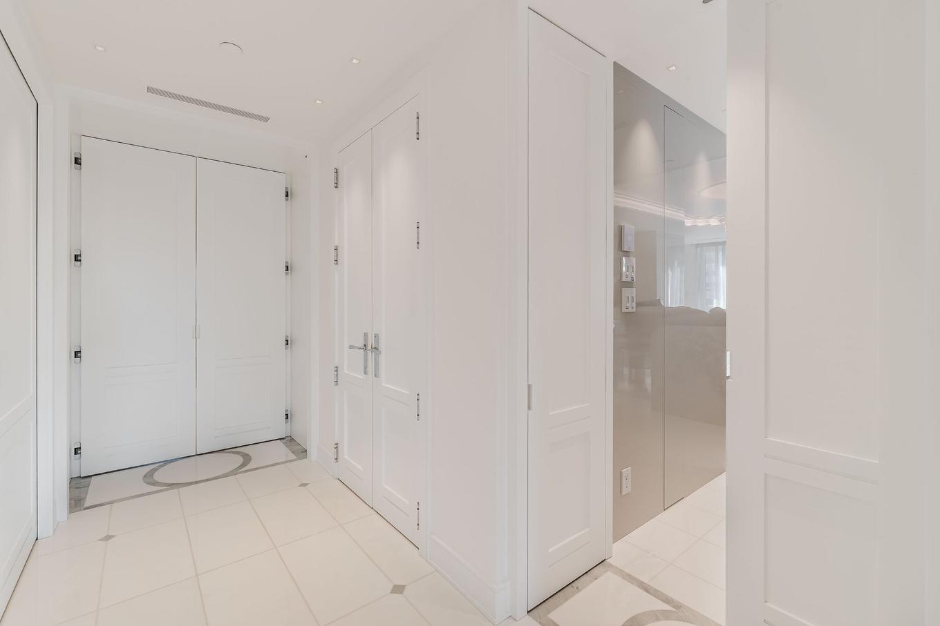 Corridor - 15-A-3430 Rue Peel, Montréal (Ville-Marie), QC - Indoor Photo Showing Other Room