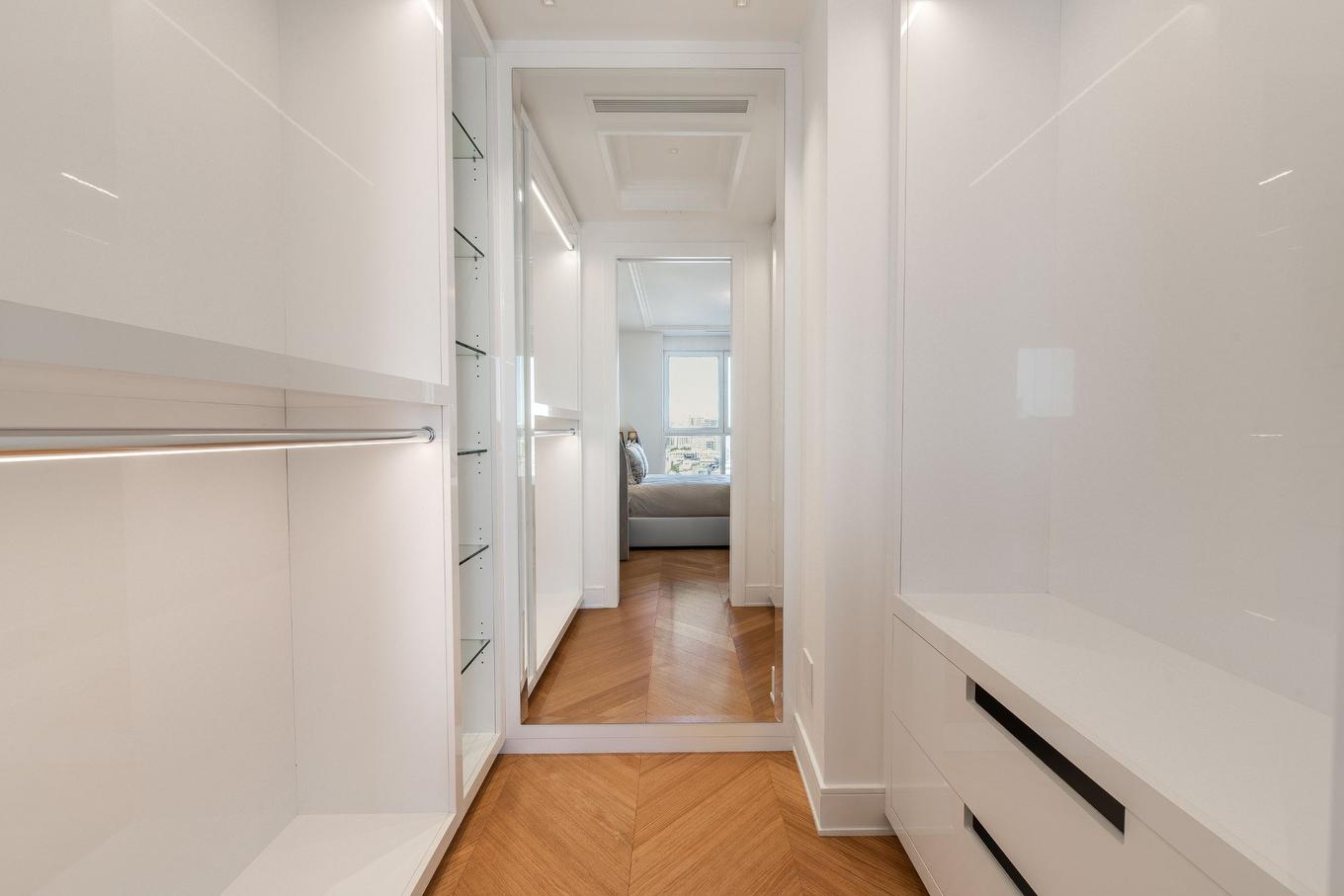 Penderie (Walk-in) - 15-A-3430 Rue Peel, Montréal (Ville-Marie), QC - Indoor