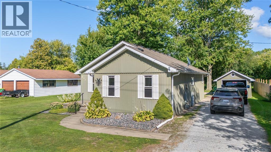 452 Maude Street, Petrolia, ON - Outdoor