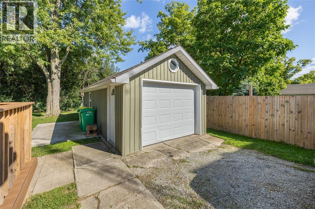 452 Maude Street, Petrolia, ON - Outdoor