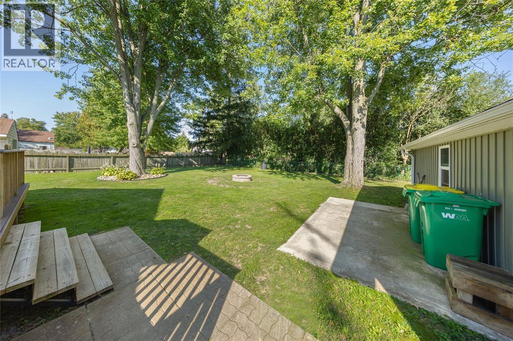 452 Maude Street, Petrolia, ON - Outdoor With Backyard