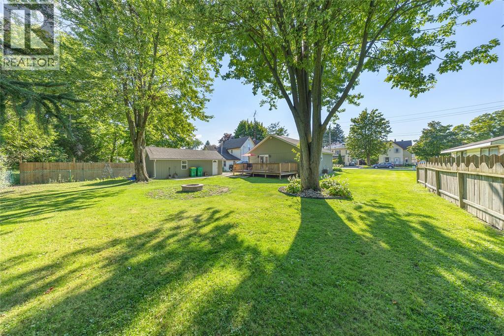 452 Maude Street, Petrolia, ON - Outdoor With Backyard