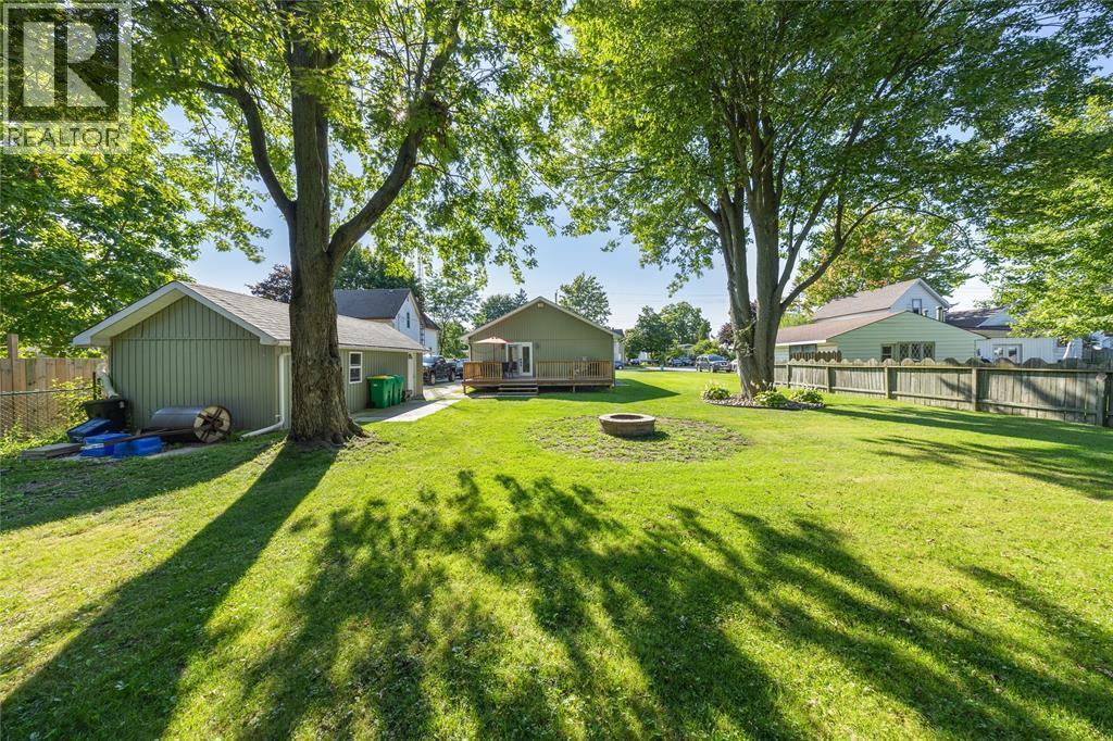 452 Maude Street, Petrolia, ON - Outdoor With Backyard