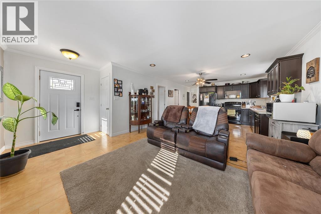 452 Maude Street, Petrolia, ON - Indoor Photo Showing Living Room