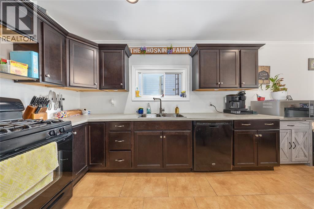 452 Maude Street, Petrolia, ON - Indoor Photo Showing Kitchen With Double Sink