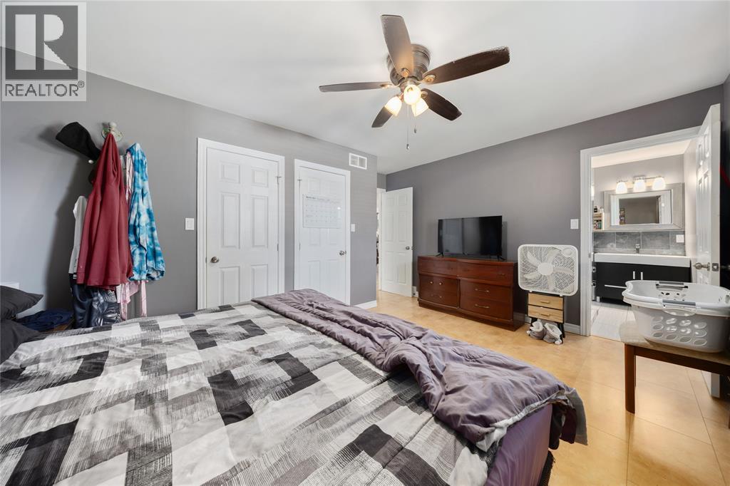 452 Maude Street, Petrolia, ON - Indoor Photo Showing Bedroom