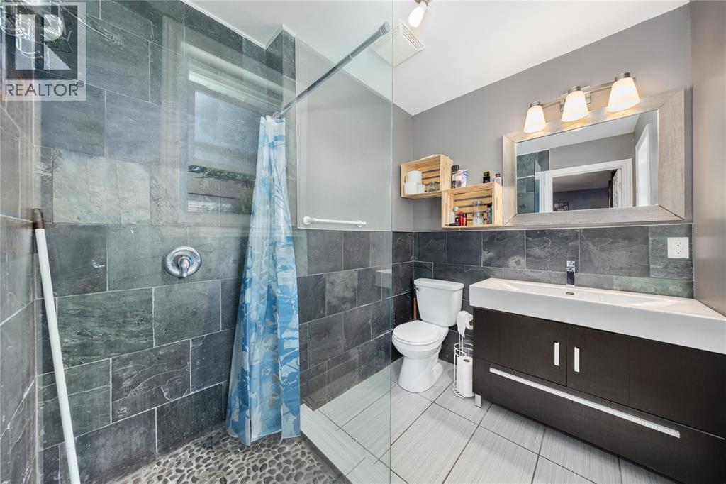452 Maude Street, Petrolia, ON - Indoor Photo Showing Bathroom
