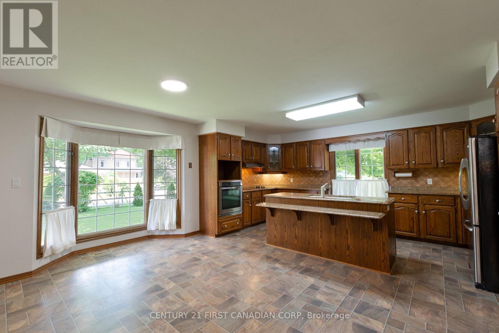 196 Hull Road, Strathroy-Caradoc (Ne), ON - Indoor Photo Showing Kitchen