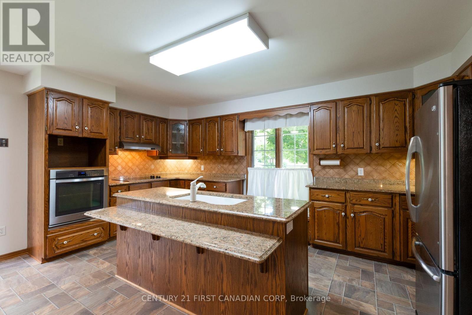 196 Hull Road, Strathroy-Caradoc (Ne), ON - Indoor Photo Showing Kitchen
