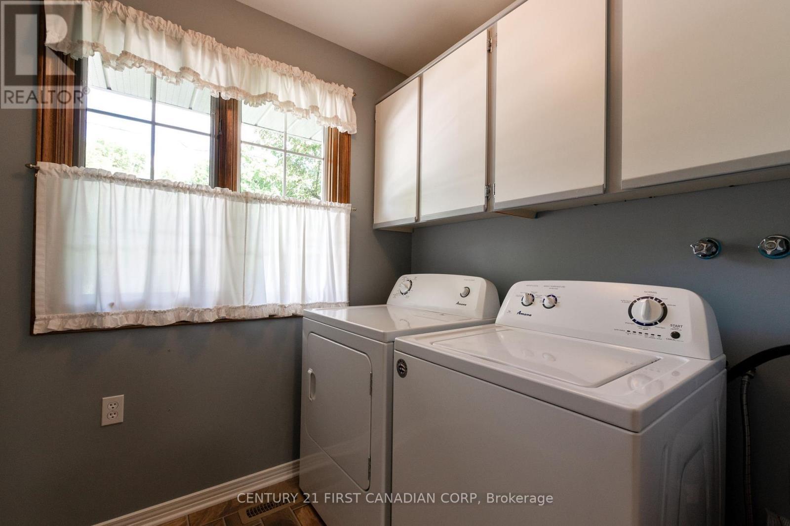 196 Hull Road, Strathroy-Caradoc (Ne), ON - Indoor Photo Showing Laundry Room