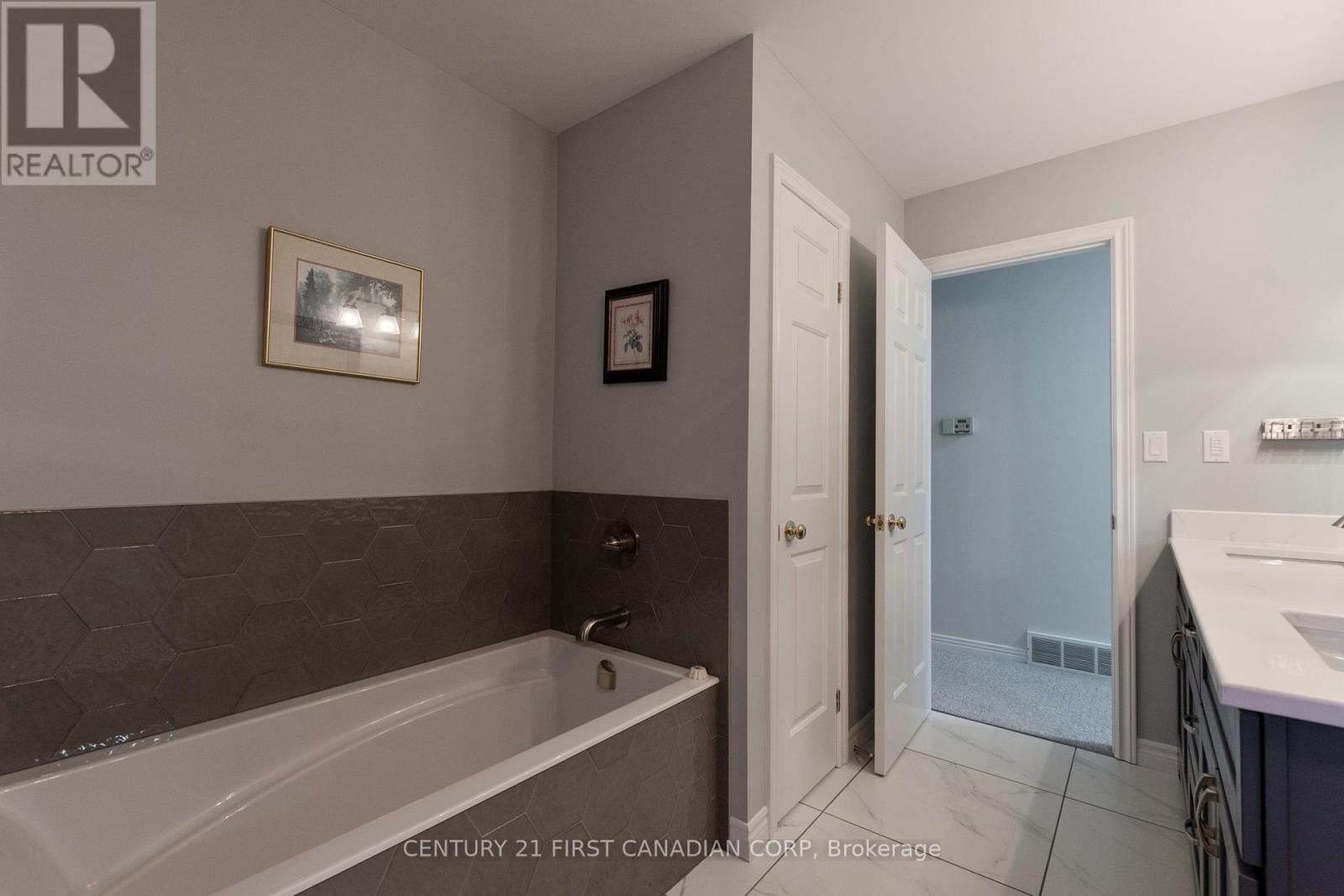 196 Hull Road, Strathroy-Caradoc (Ne), ON - Indoor Photo Showing Bathroom