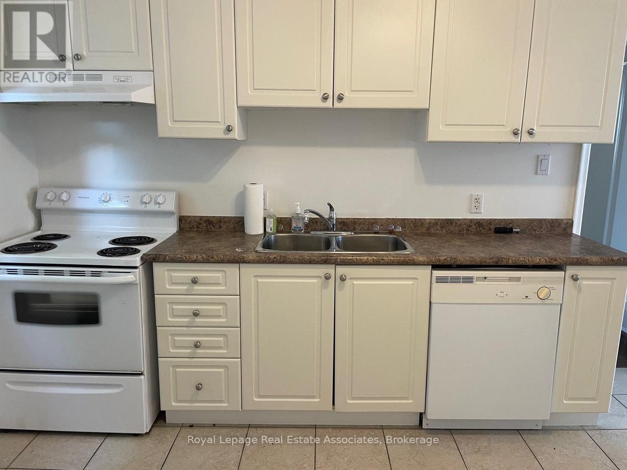 43 Broadview Avenue, Mississauga, ON - Indoor Photo Showing Kitchen With Double Sink