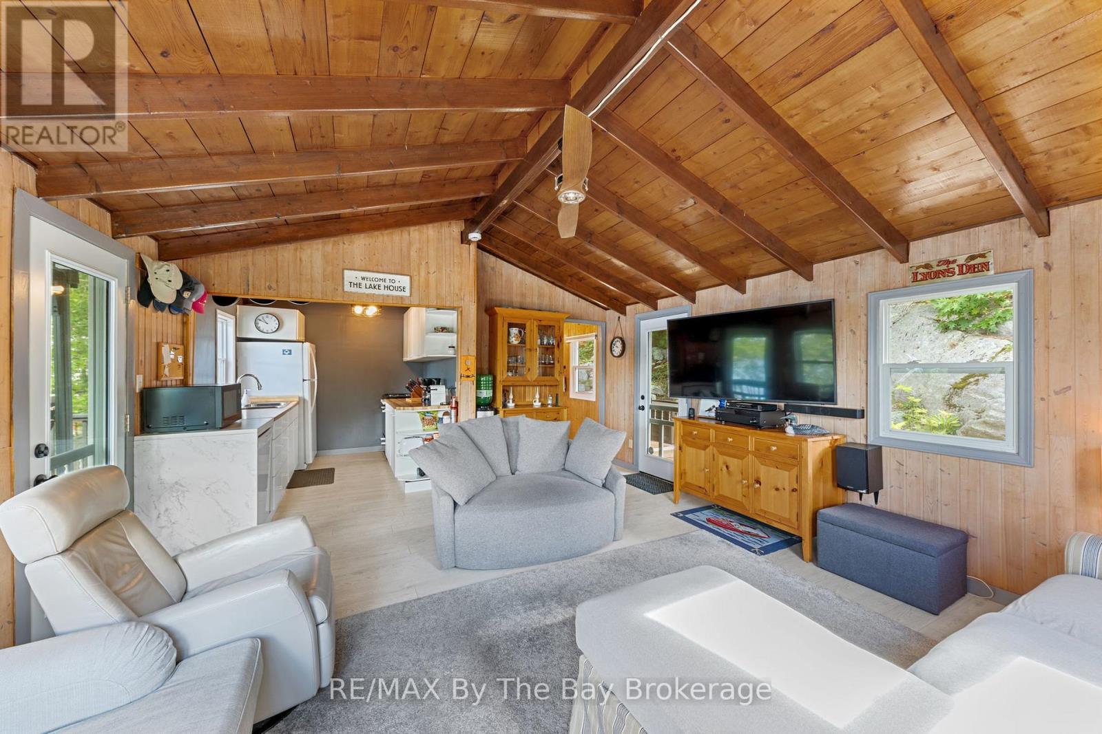 18588 Georgian Bay Shore, Georgian Bay (Gibson), ON - Indoor Photo Showing Living Room