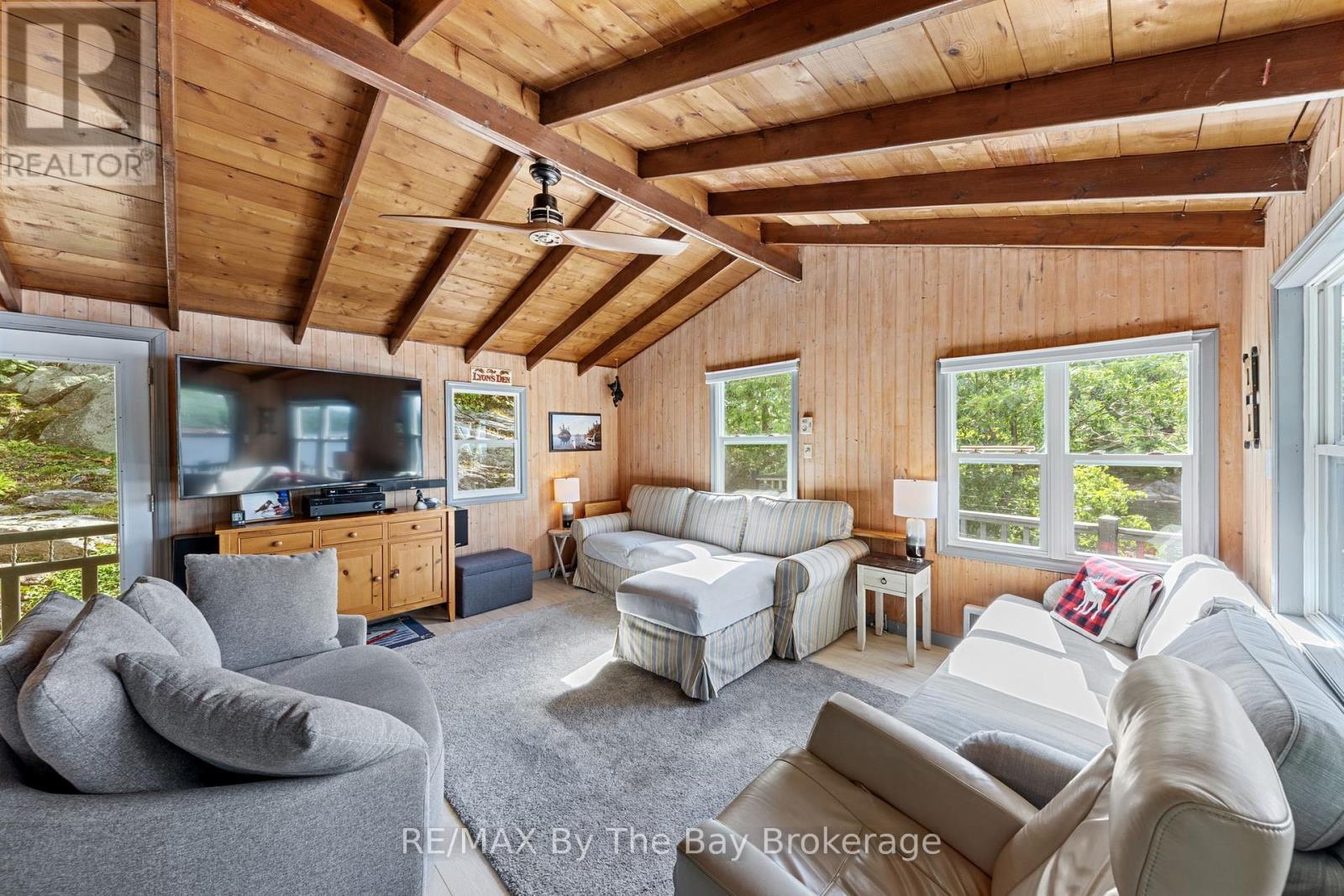 18588 Georgian Bay Shore, Georgian Bay (Gibson), ON - Indoor Photo Showing Living Room