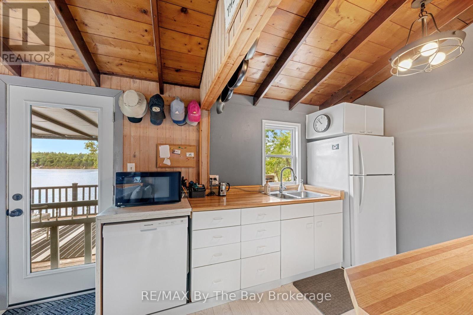 18588 Georgian Bay Shore, Georgian Bay (Gibson), ON - Indoor Photo Showing Kitchen With Double Sink