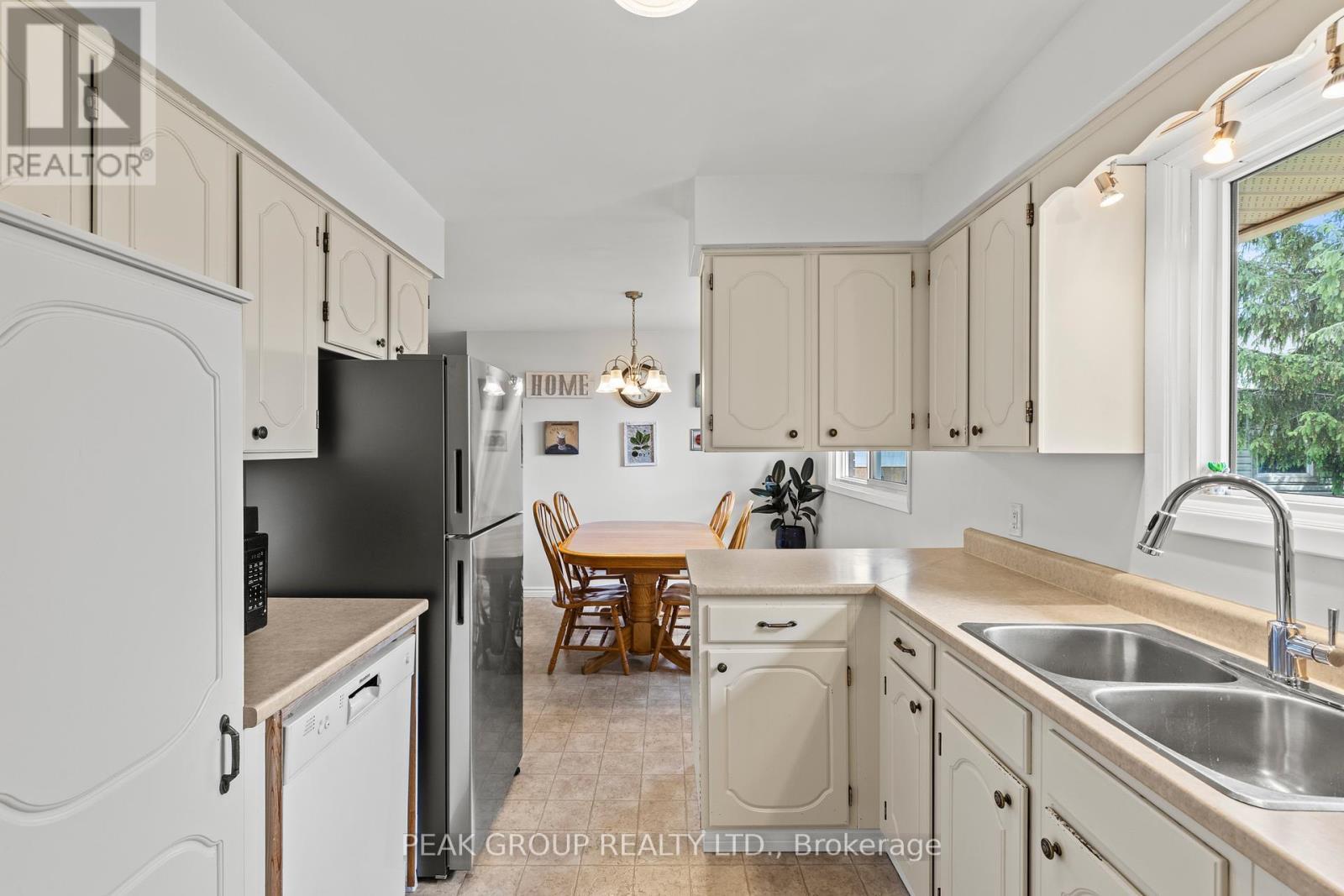 Kitchen - 47 David Street, Welland (Lincoln/Crowland), ON - Indoor Photo Showing Kitchen With Double Sink