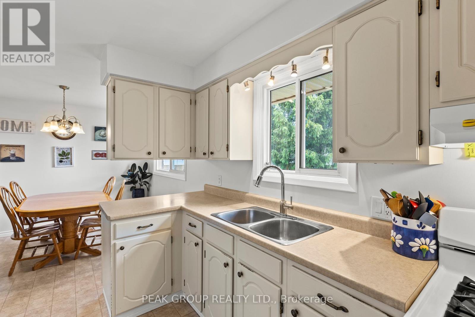 Kitchen - 47 David Street, Welland (Lincoln/Crowland), ON - Indoor Photo Showing Kitchen With Double Sink