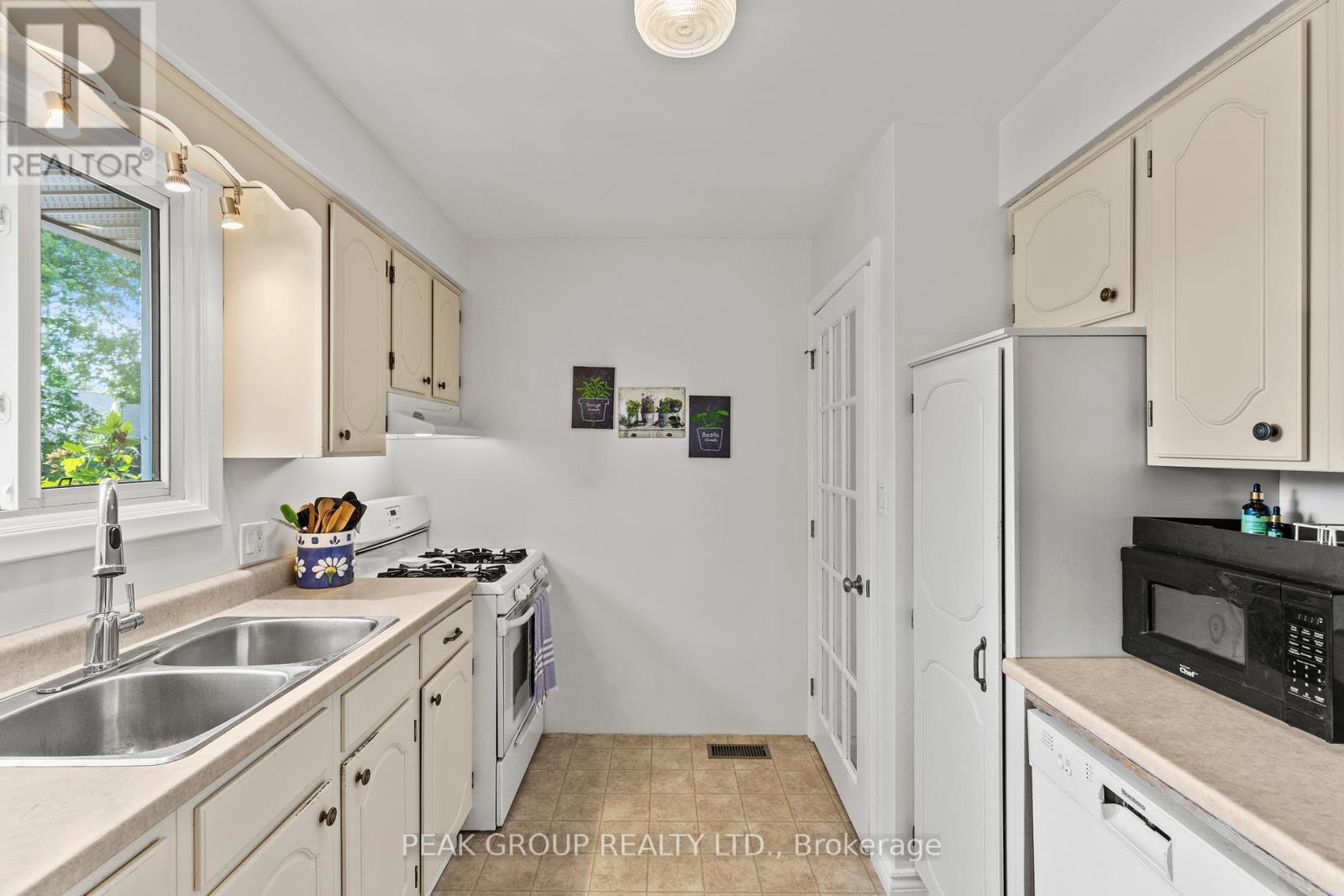 Kitchen - 47 David Street, Welland (Lincoln/Crowland), ON - Indoor Photo Showing Kitchen With Double Sink