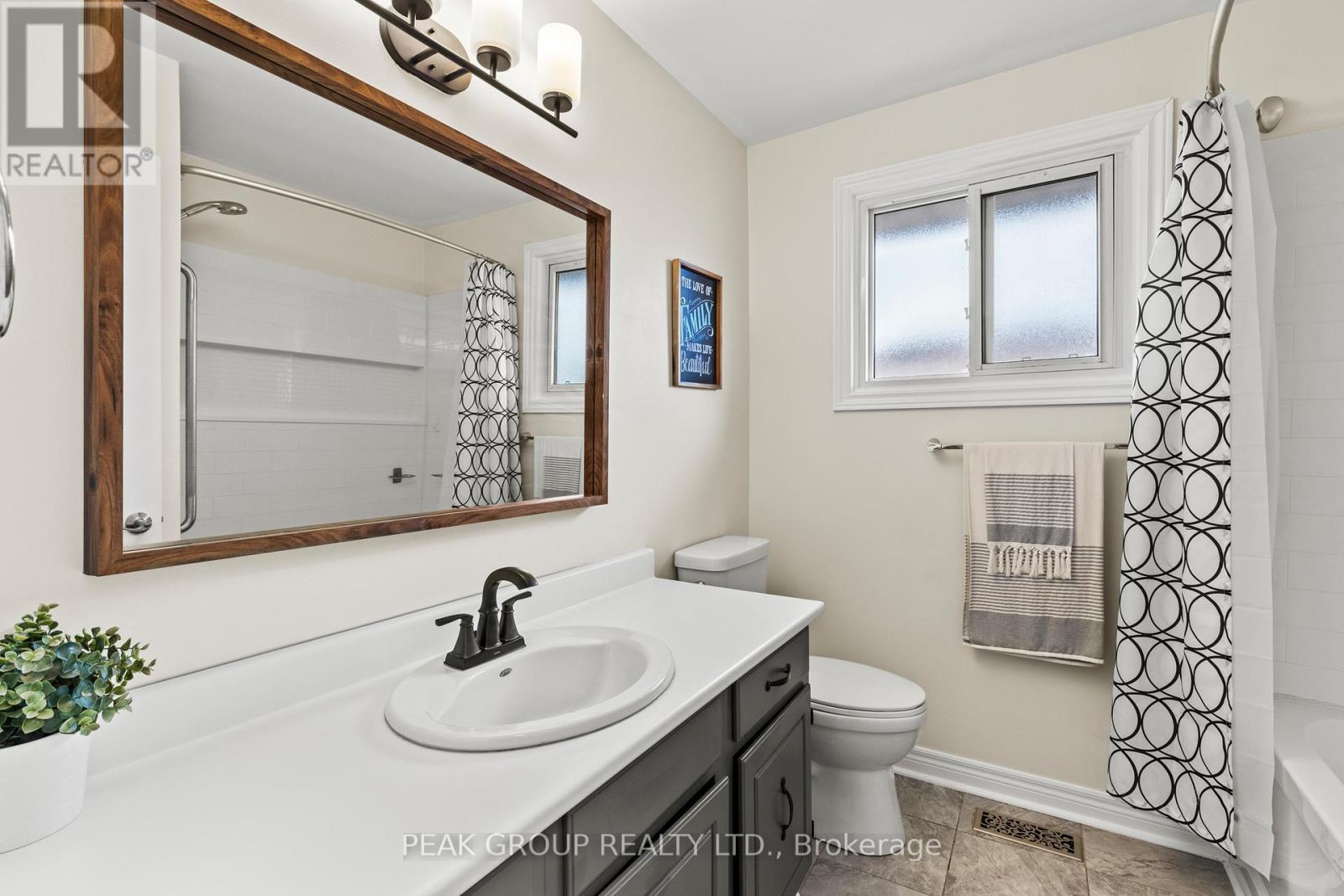 Main floor 4 pc bath - 47 David Street, Welland (Lincoln/Crowland), ON - Indoor Photo Showing Bathroom