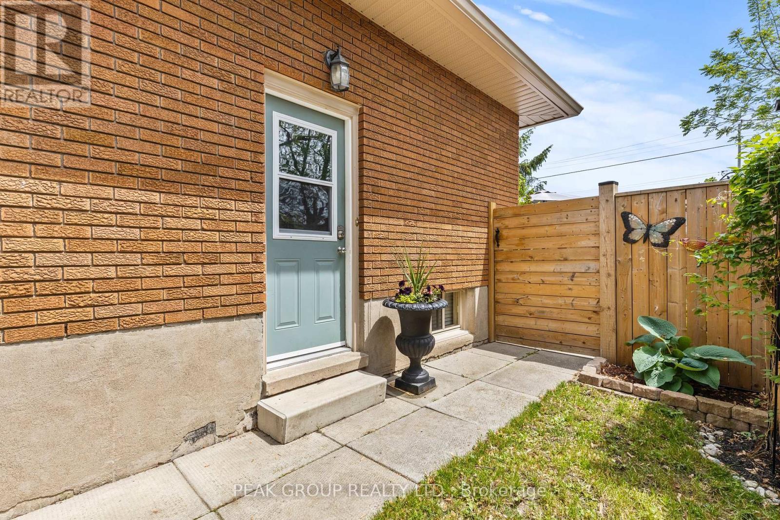 Separate entrance for inlaw potential - 47 David Street, Welland (Lincoln/Crowland), ON - Outdoor With Exterior