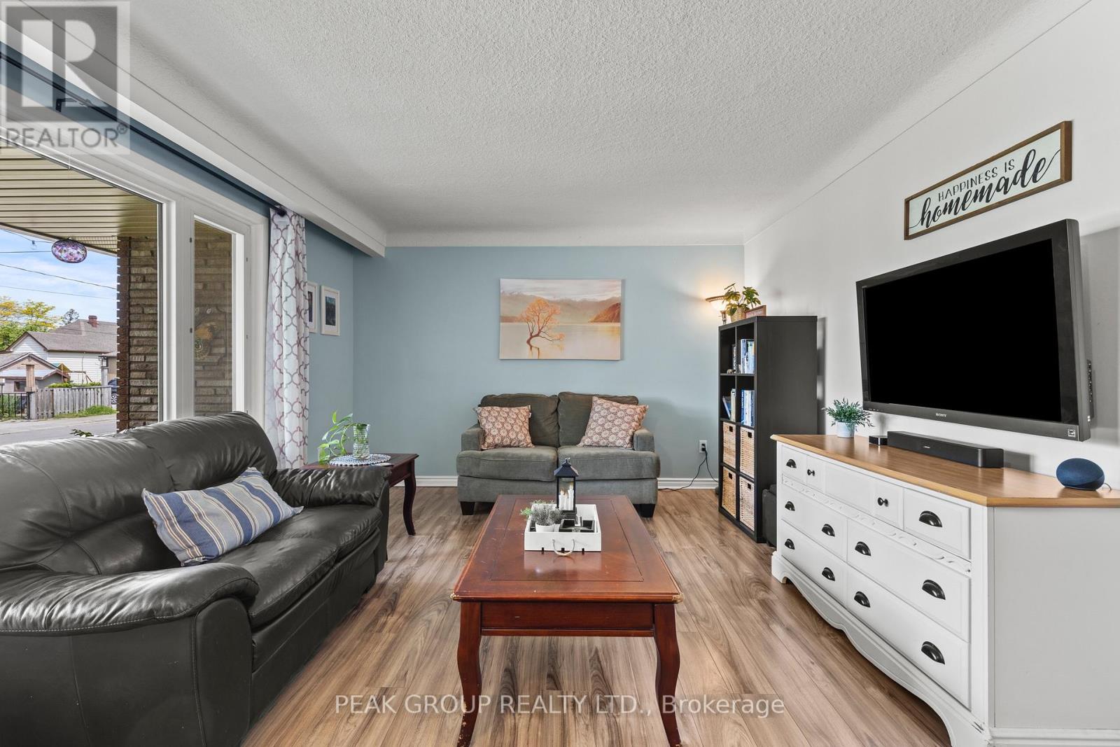 Main floor living room - 47 David Street, Welland (Lincoln/Crowland), ON - Indoor Photo Showing Living Room