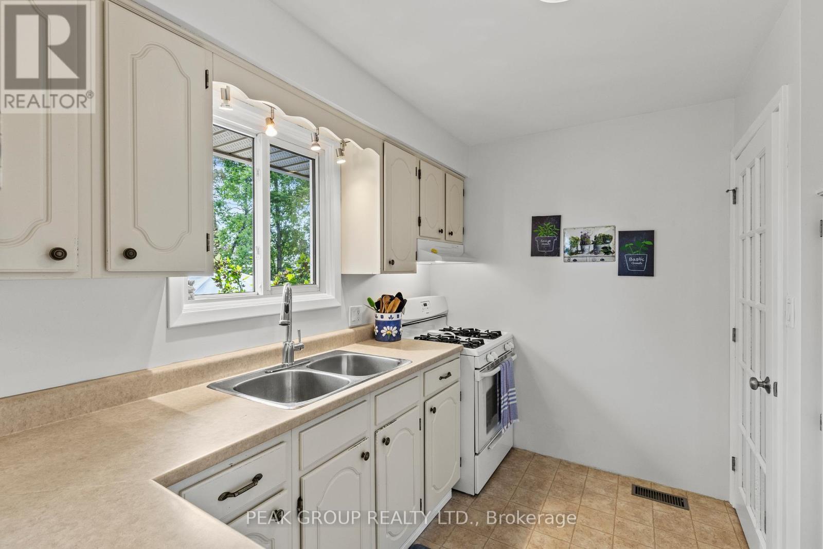 Kitchen - 47 David Street, Welland (Lincoln/Crowland), ON - Indoor Photo Showing Kitchen With Double Sink