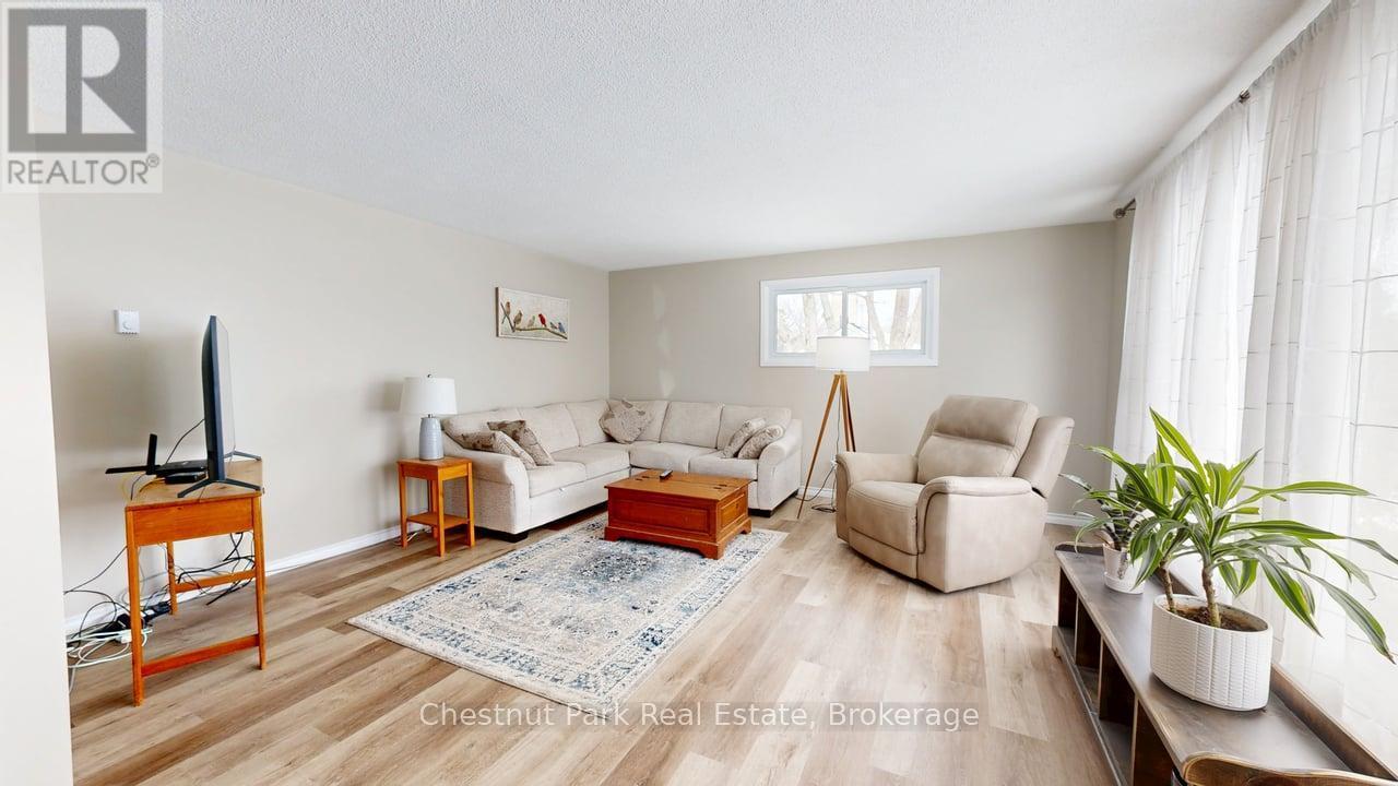 381 High Street, Georgian Bay (Freeman), ON - Indoor Photo Showing Living Room