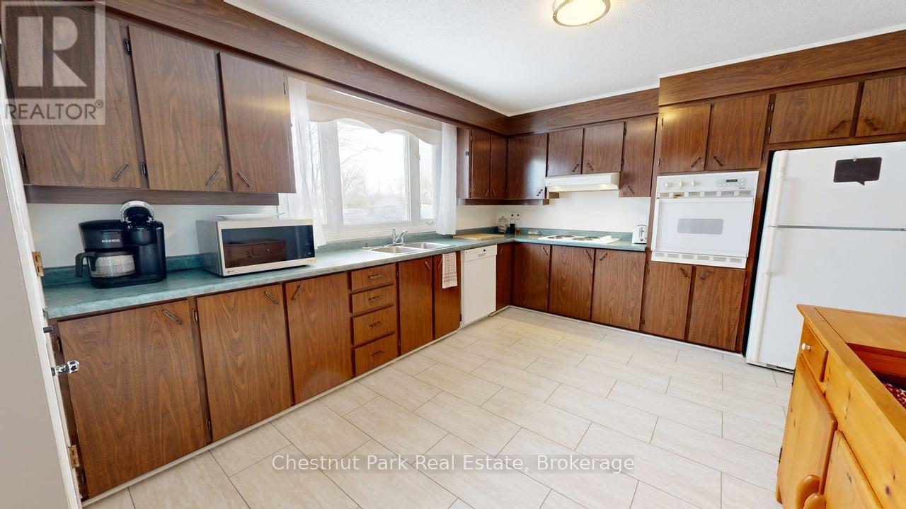 381 High Street, Georgian Bay (Freeman), ON - Indoor Photo Showing Kitchen With Double Sink