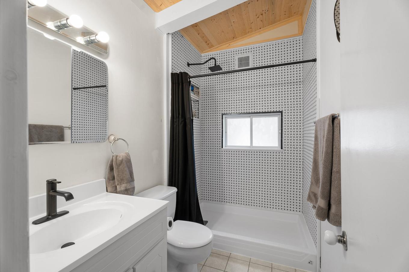 Bathroom - 1726 Rue Du Skieur, Sainte-Adèle, QC - Indoor Photo Showing Bathroom