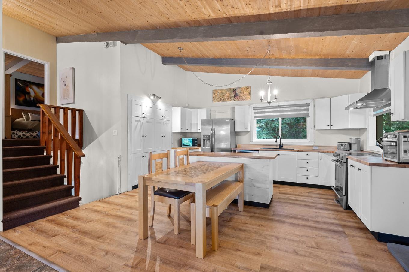 Dining room - 1726 Rue Du Skieur, Sainte-Adèle, QC - Indoor Photo Showing Kitchen With Double Sink