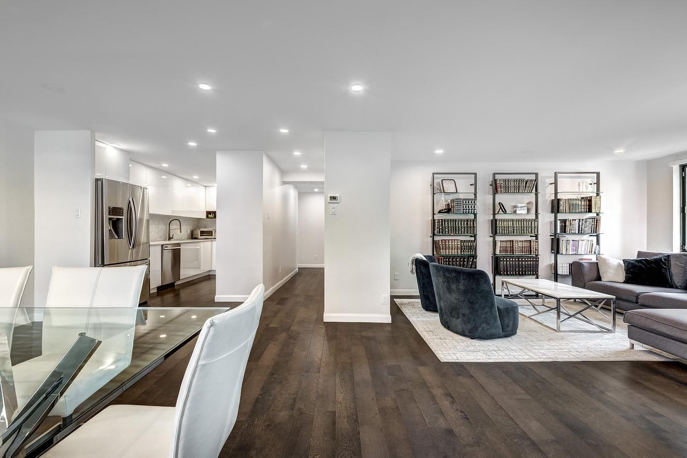 Overall view - 209-5740 Av. Rembrandt, Côte-Saint-Luc, QC - Indoor Photo Showing Living Room