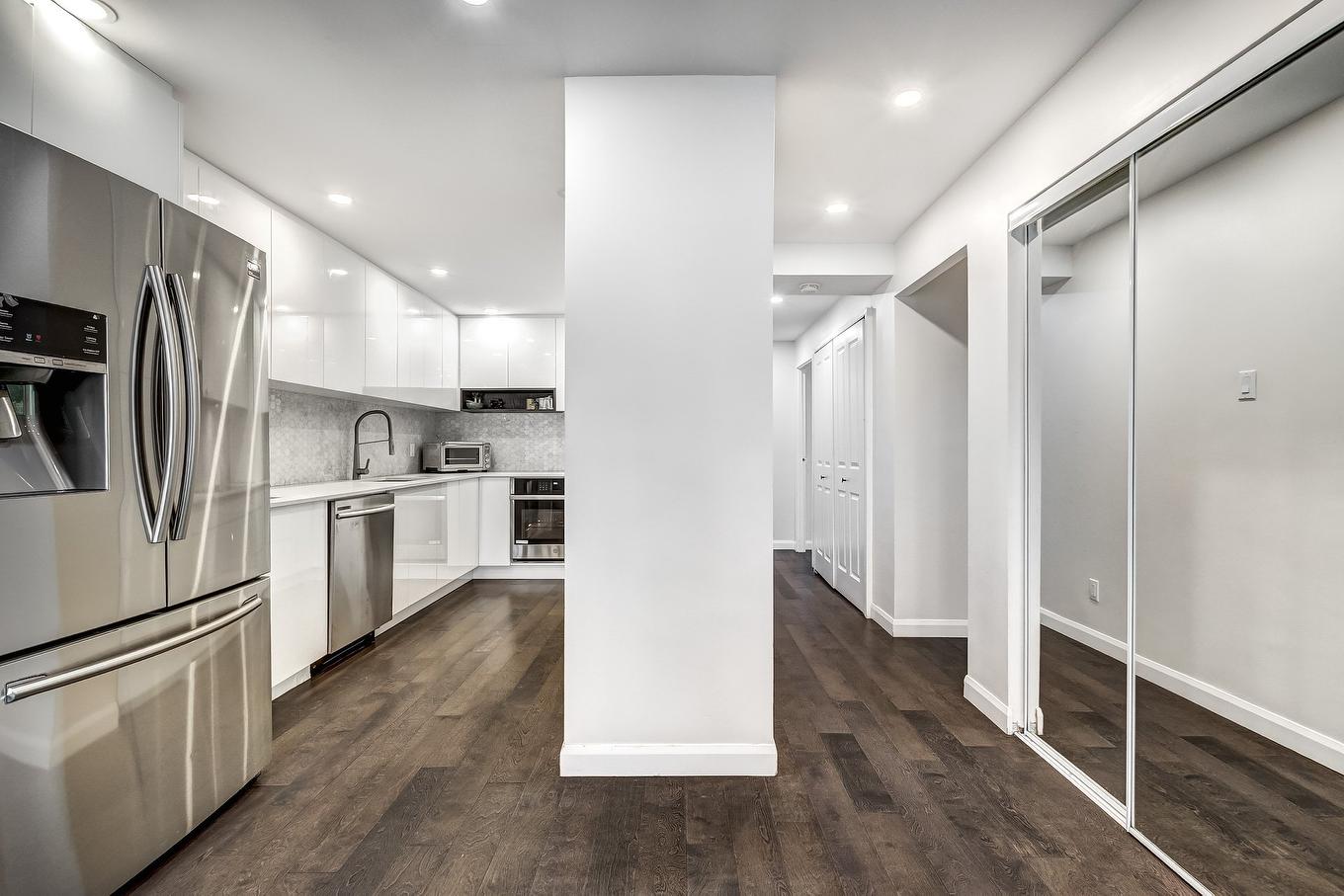 Kitchen - 209-5740 Av. Rembrandt, Côte-Saint-Luc, QC - Indoor Photo Showing Kitchen With Stainless Steel Kitchen