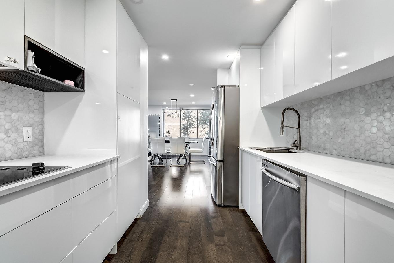 Kitchen - 209-5740 Av. Rembrandt, Côte-Saint-Luc, QC - Indoor Photo Showing Kitchen With Upgraded Kitchen