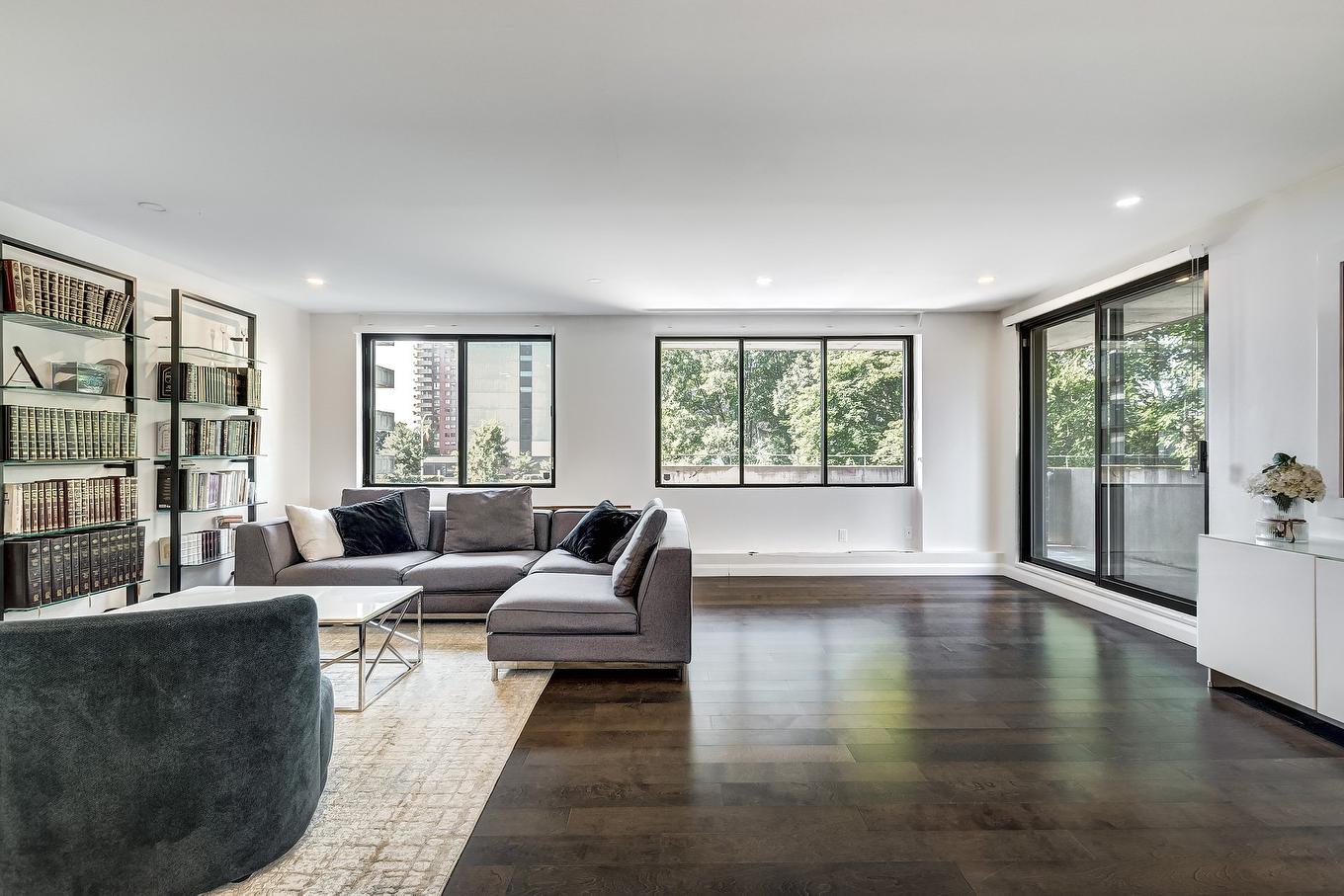 Living room - 209-5740 Av. Rembrandt, Côte-Saint-Luc, QC - Indoor Photo Showing Living Room