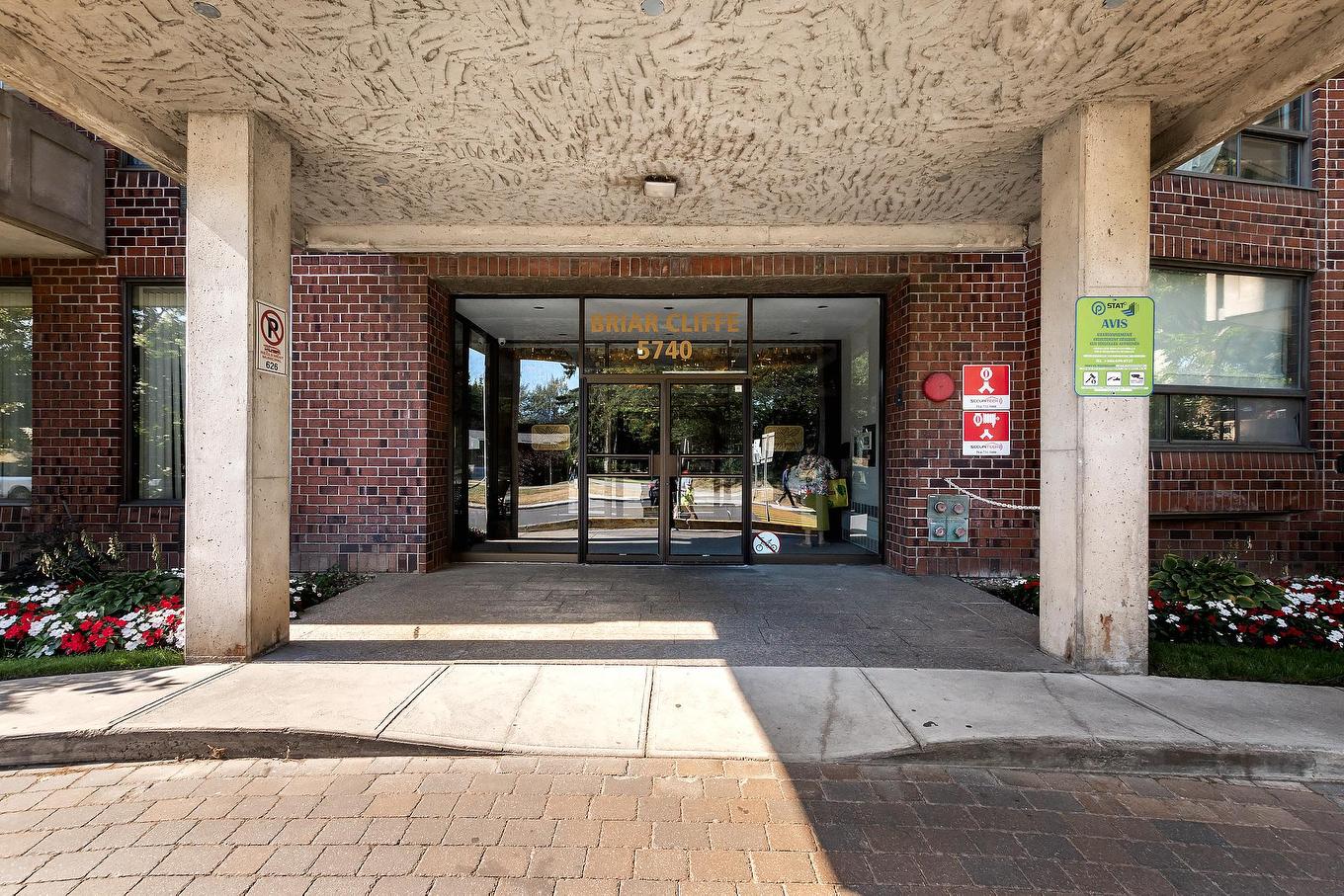 Exterior entrance - 209-5740 Av. Rembrandt, Côte-Saint-Luc, QC - Outdoor