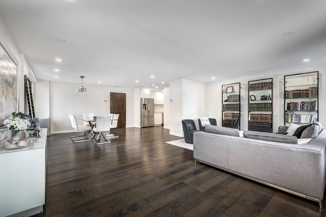 Living room - 209-5740 Av. Rembrandt, Côte-Saint-Luc, QC - Indoor Photo Showing Living Room