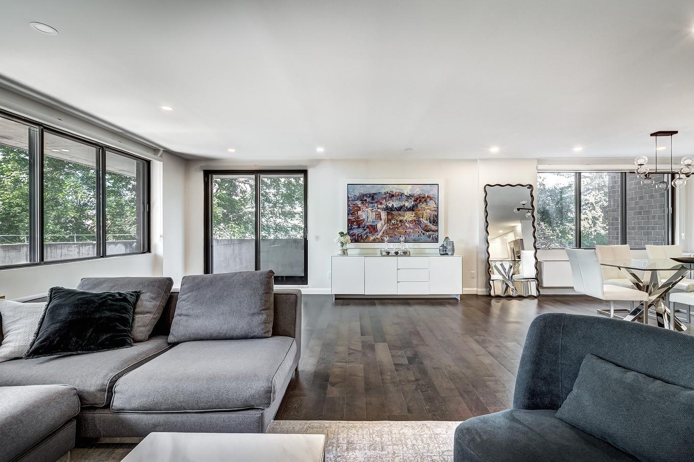 Living room - 209-5740 Av. Rembrandt, Côte-Saint-Luc, QC - Indoor Photo Showing Living Room