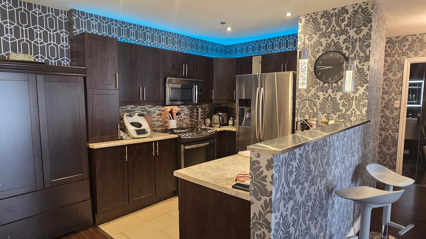 Kitchen - 912-7680 Boul. Marie-Victorin, Brossard, QC - Indoor Photo Showing Kitchen With Upgraded Kitchen