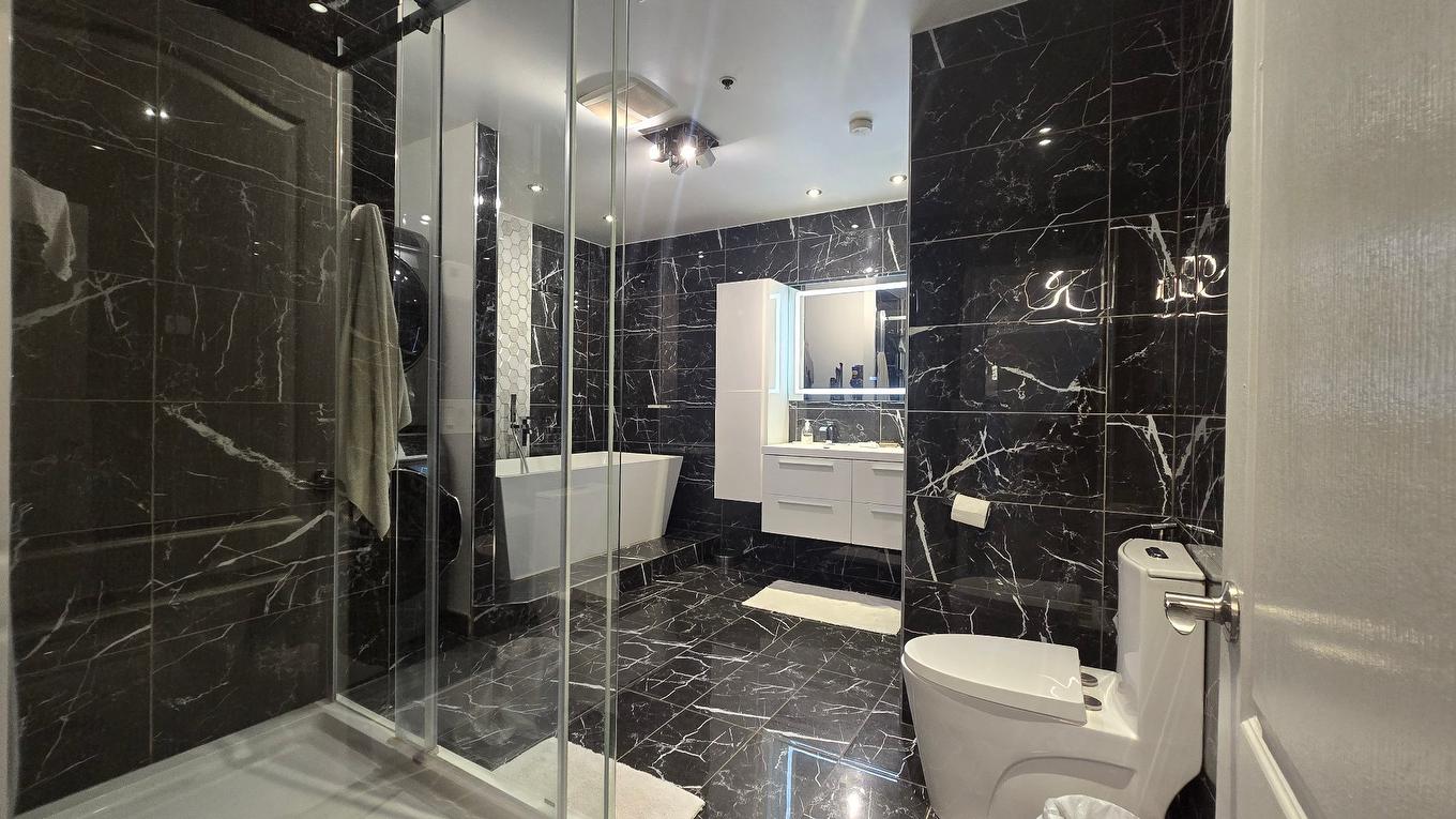 Bathroom - 912-7680 Boul. Marie-Victorin, Brossard, QC - Indoor Photo Showing Bathroom