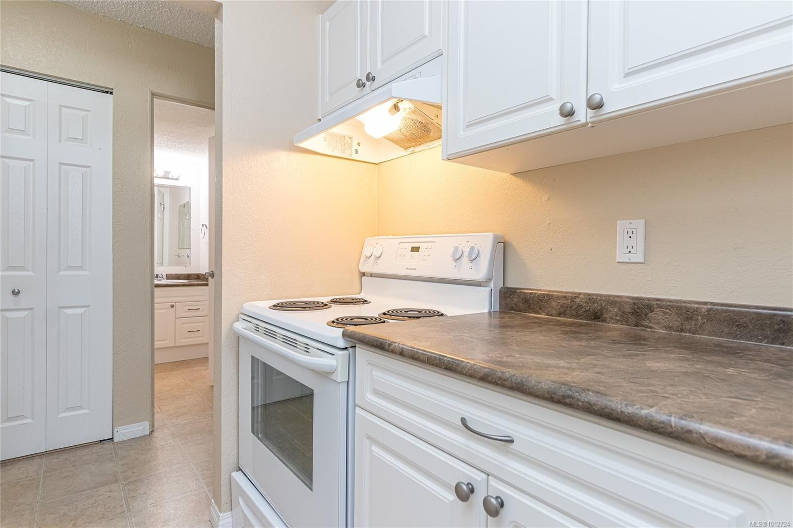 402-218 Bayview Ave, Ladysmith, BC - Indoor Photo Showing Kitchen