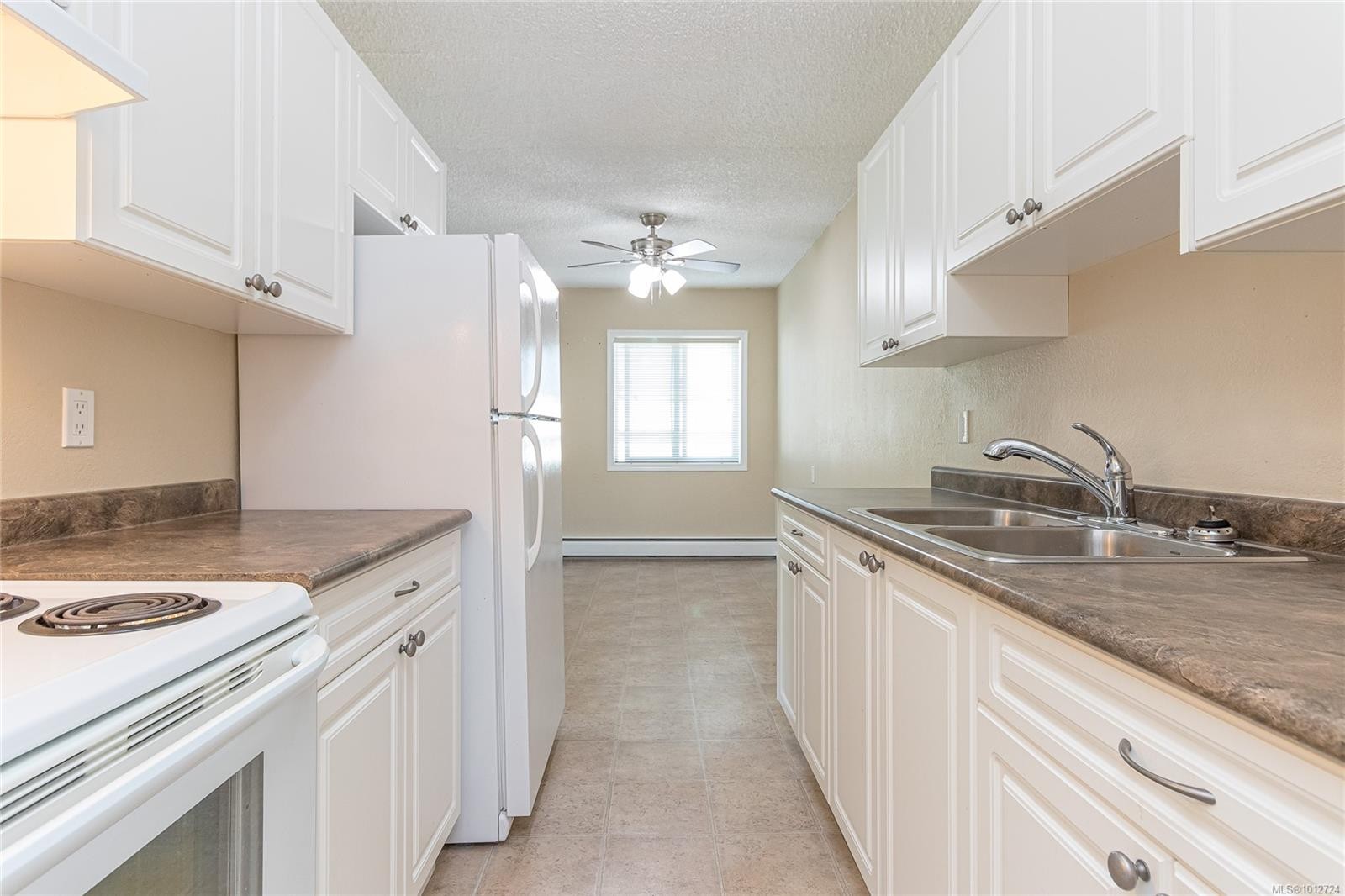 402-218 Bayview Ave, Ladysmith, BC - Indoor Photo Showing Kitchen With Double Sink
