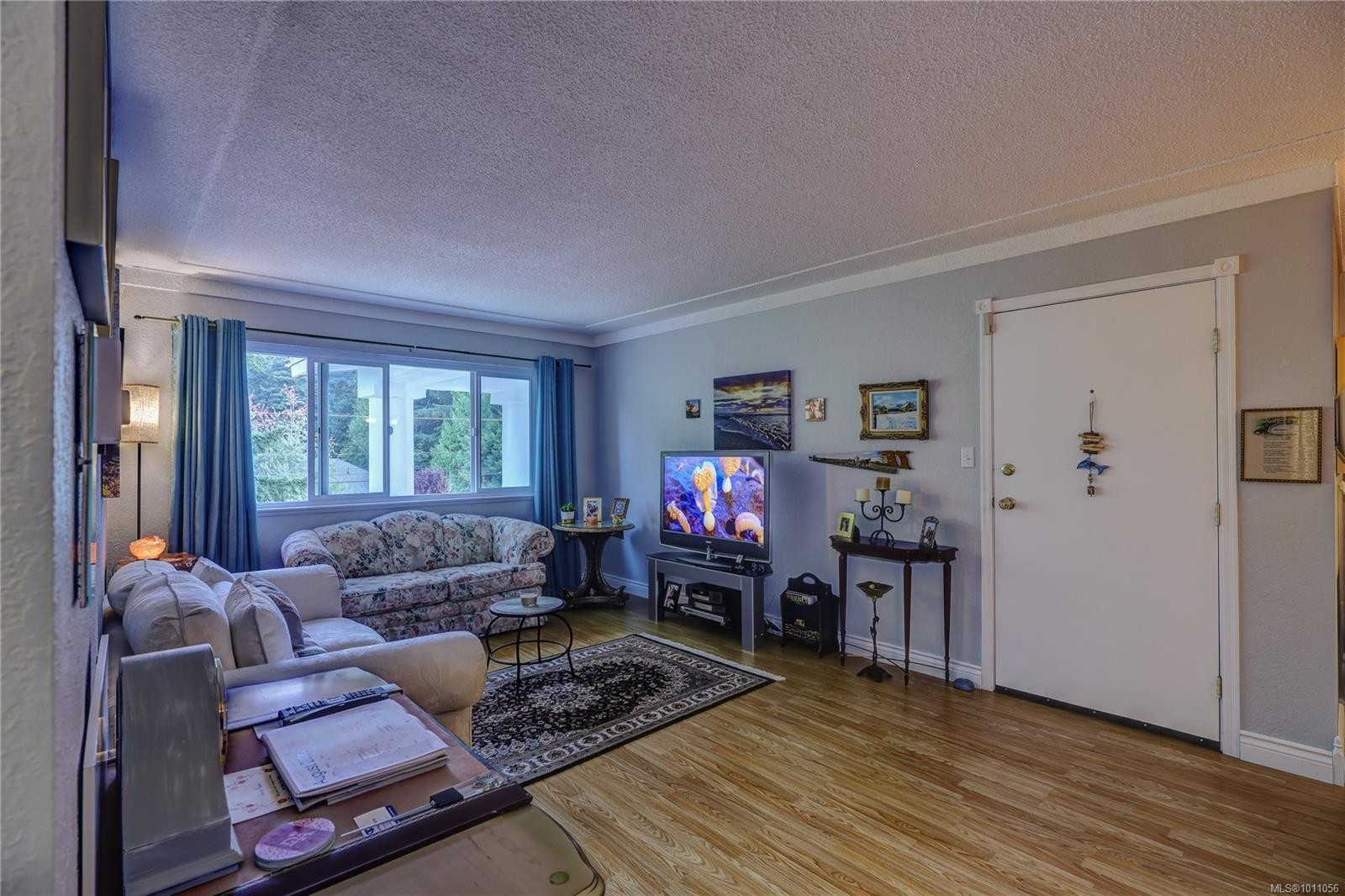 6-322 Village Way, Qualicum Beach, BC - Indoor Photo Showing Living Room