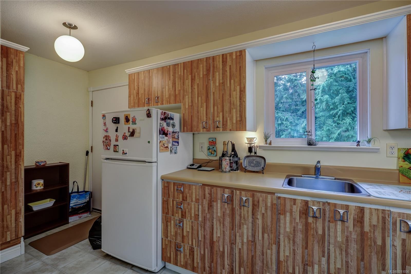 6-322 Village Way, Qualicum Beach, BC - Indoor Photo Showing Kitchen