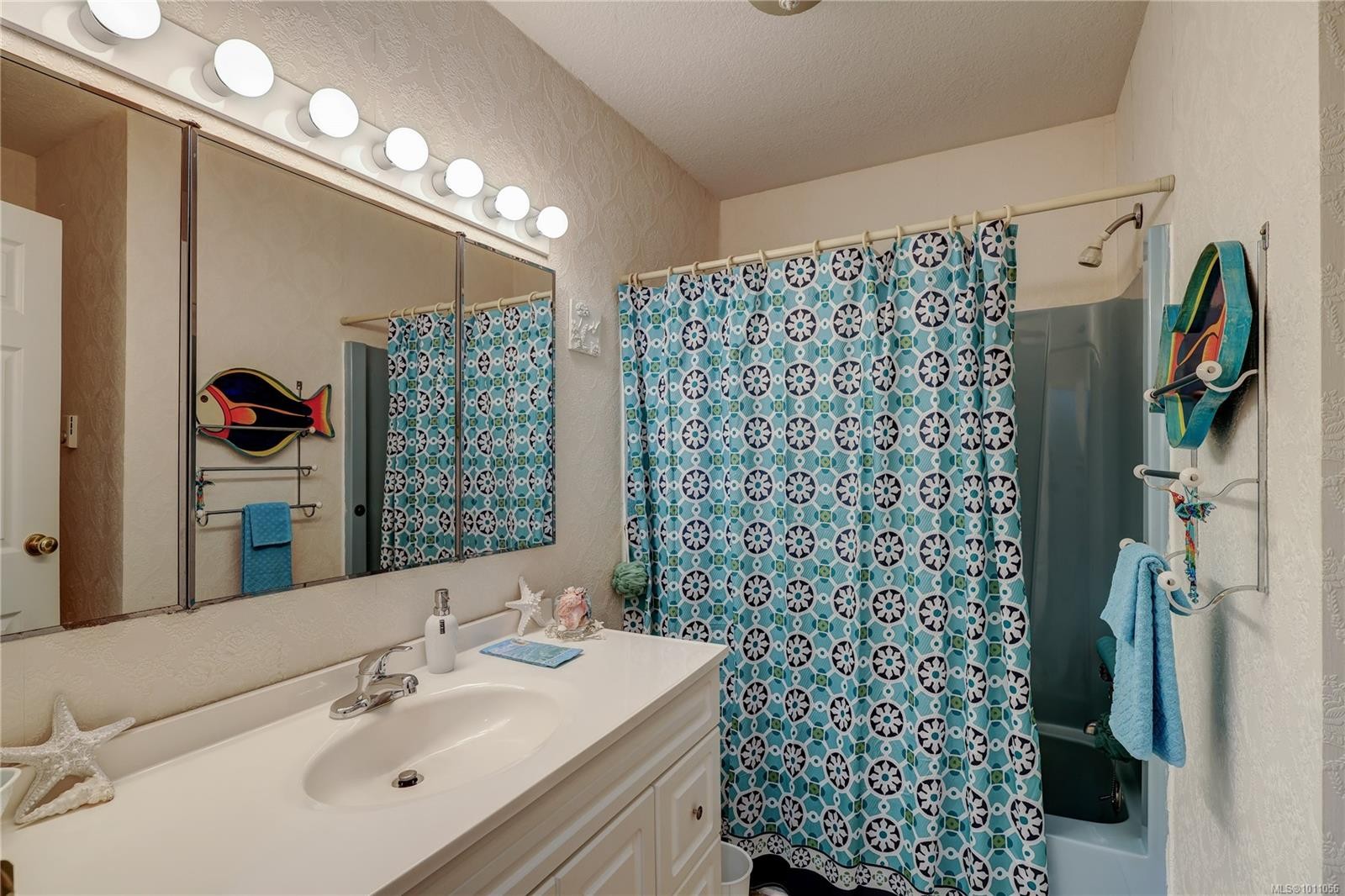 6-322 Village Way, Qualicum Beach, BC - Indoor Photo Showing Bathroom