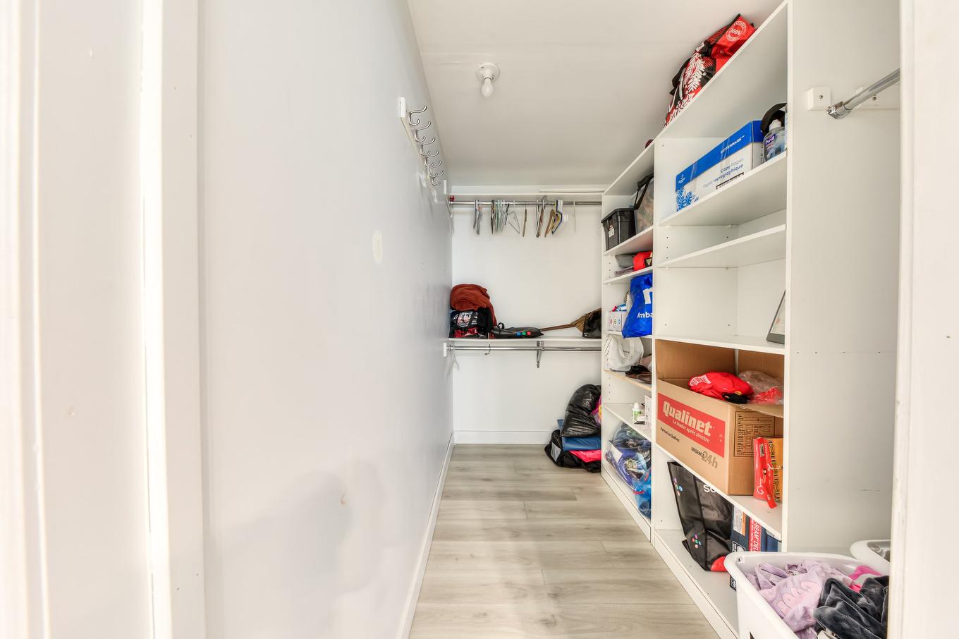 Walk-in closet - 162 Rue Du Sanctuaire, Saint-Colomban, QC - Indoor