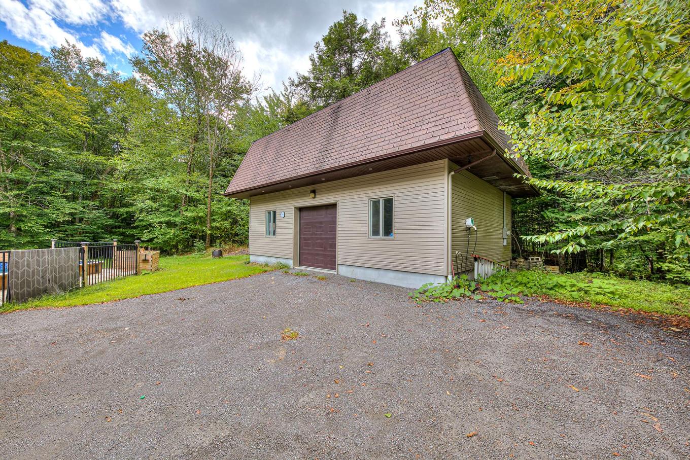 Garage - 162 Rue Du Sanctuaire, Saint-Colomban, QC - Outdoor With Exterior