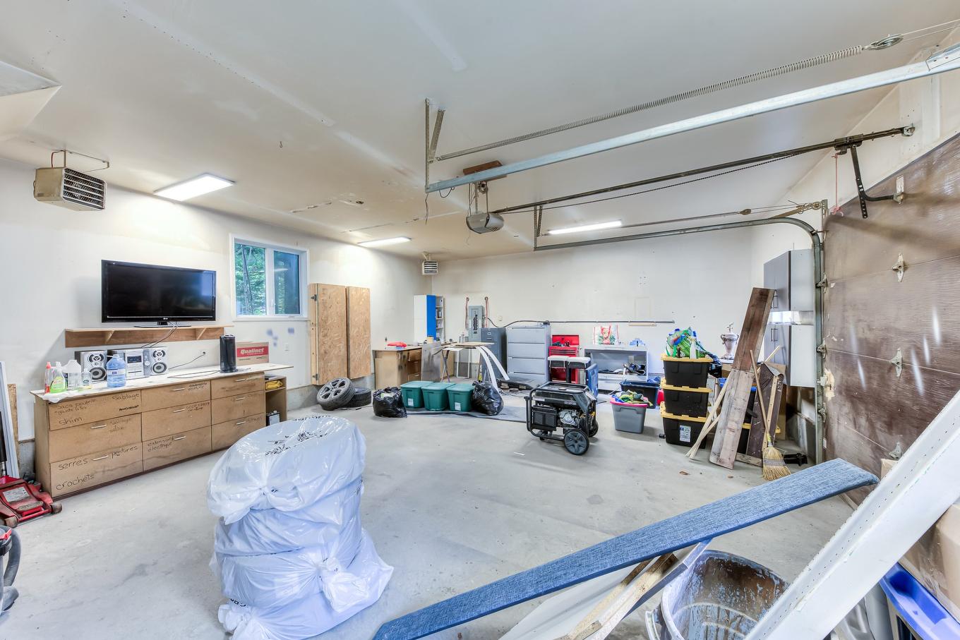 Garage - 162 Rue Du Sanctuaire, Saint-Colomban, QC - Indoor Photo Showing Garage