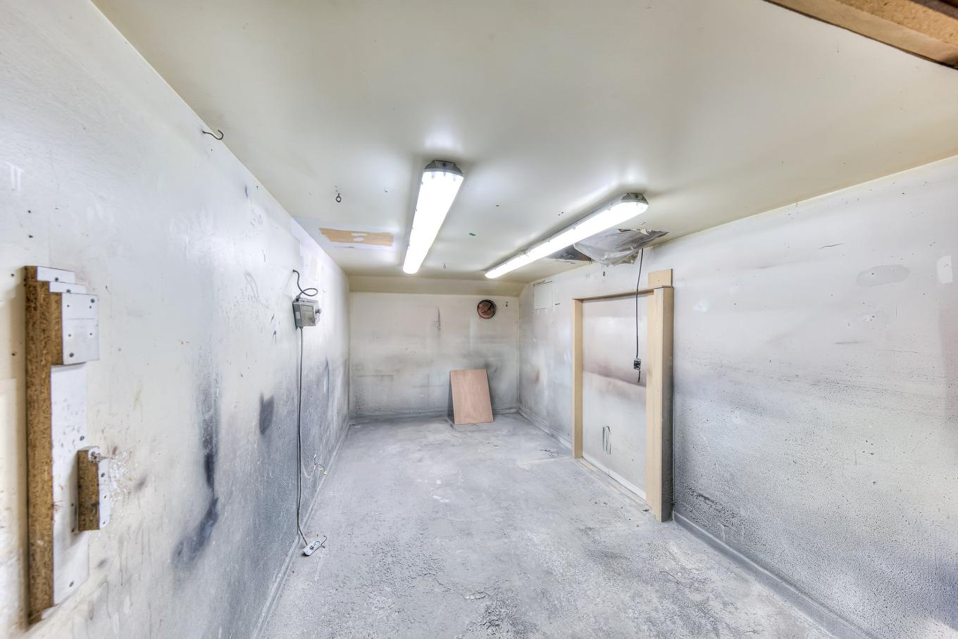 Garage - 162 Rue Du Sanctuaire, Saint-Colomban, QC - Indoor Photo Showing Other Room