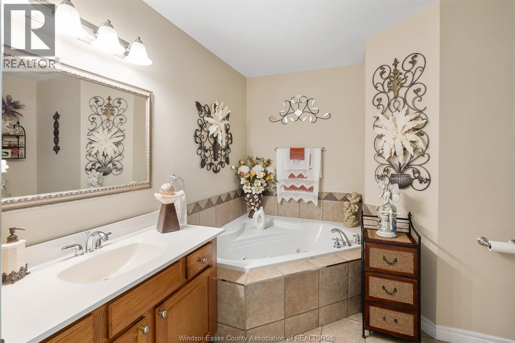 4 Francesco Court, Leamington, ON - Indoor Photo Showing Bathroom