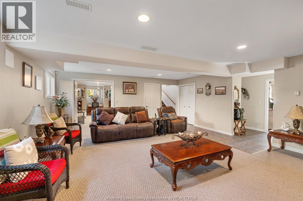 4 Francesco Court, Leamington, ON - Indoor Photo Showing Living Room